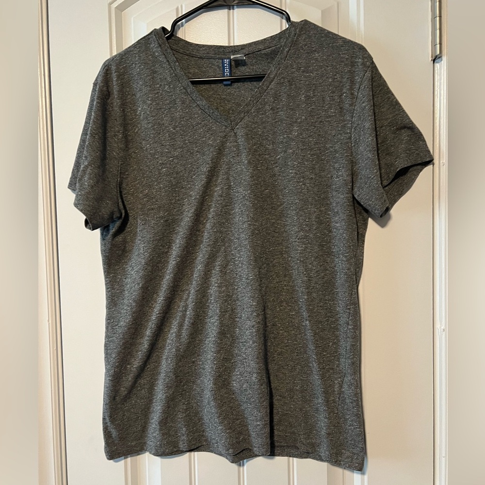 Divided Men's Short Sleeve V-Neck T-Shirt in Dark Heather Gray